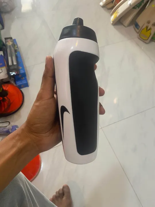 Nike%20Sports%20Water%20Bottle%20-%20550ml%20-%20Image%204