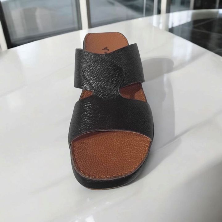 Moonwalk%20UAE%20%E2%80%93%20Arabic%20Footwear%20Collection%202025%20-%20Image%202