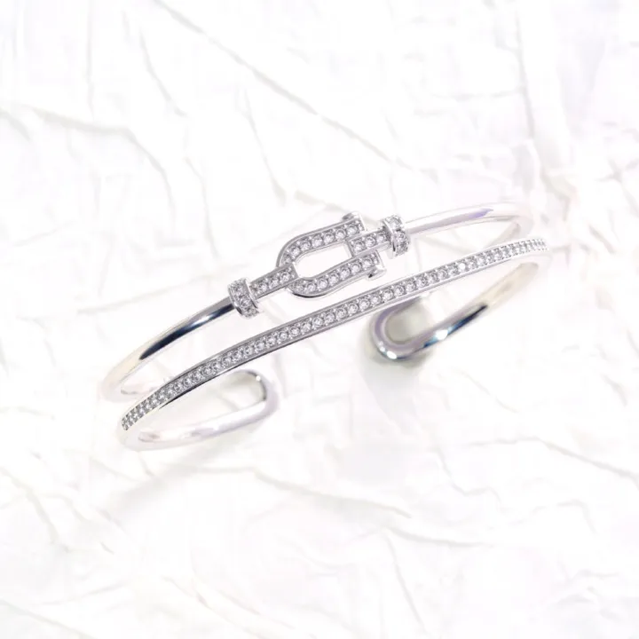 A%20high-quality%20bracelet%20featuring%20U-shaped%20elements%20set%20with%20zirconia%20stones%20and%20an%20open%20design,%20with%20exquisite%20craftsmanship.%20-%20Image%205