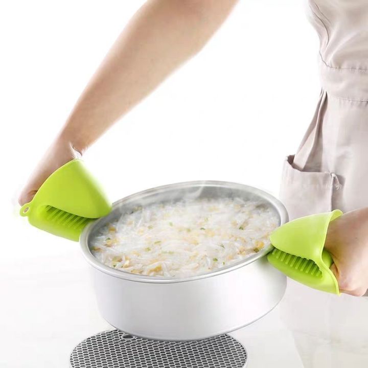 2PC%20Grip%20Oven%20Pot%20Holder%20%E2%80%93%20Non-slip%20Heat%20Resistant%20Silicone%20Mitts%20for%20Baking,%20BBQ%20&%20Cooking%20(Multicolor)%20-%20Image%204