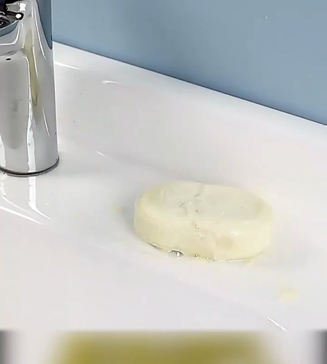 Leaf-Shaped Self-Draining Soap Tray, Soap Box Soap Shelf, Suction Cup Drain New Non-Punching Wall Mounted Soap Holder for Efficient Water Removal And Storage, V-Shaped, Easy to Clean, Perfect for New Year Gift Decoration