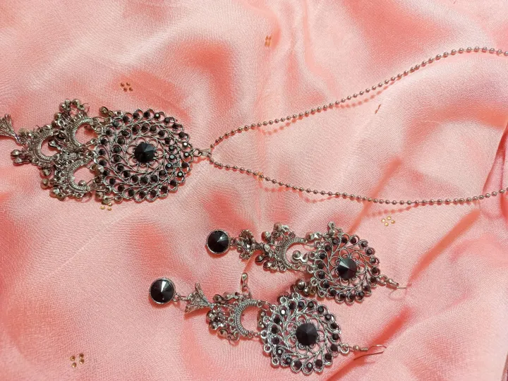 BLACK%20METAL%20PENDANT%20NECKLACE%20WITH%20EARRINGS%7C%20-%20Image%202