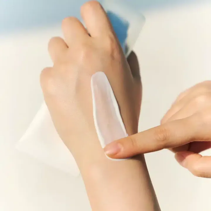 Skin1004%20Madagascar%20Hyalu%20Cica%20Water%20Fit%20Sun%20Serum%20SPF%2050+%20%20PA++++%2050ml%20-%20Centella%20Sunscreen%20-%20Image%204