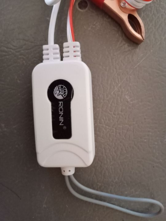 Ronin%20mobile%20charger%20solar%20and%20beattry%20-%20Image%202