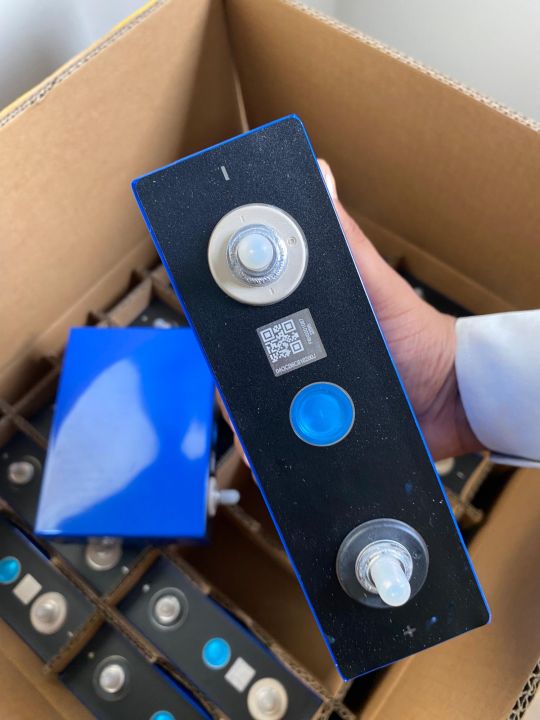 EVE%20LiFePO4%203.2V%20100Ah%20Grade%20A%20Battery%20Cell%20%205000+%20Cycles%20%7C%200.28m%CE%A9%20Low%20IR%20%7C%20Solar%20&%20EV%20Battery%20Pack%20Cell%20-%20Image%208