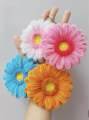 Handmade Pipe Cleaner Flower Keychain – Aesthetic Pastel Pink Daisy Bag Charm – Cute Floral Plush Keyring for Girls & Kids – DIY Craft Gift. 