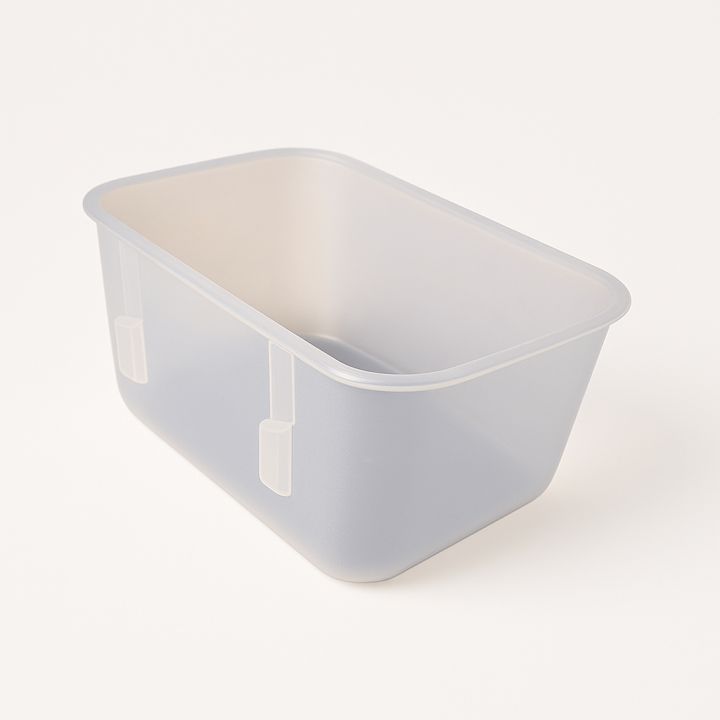 Versatile%20Plastic%20Feeding%20&%20Bathing%20Bowl%20for%20All%20Birds%20-%20Image%204