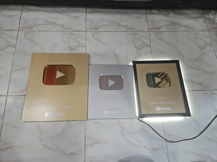 silver%20play%20button%20show%20piece%20-%20Image%202