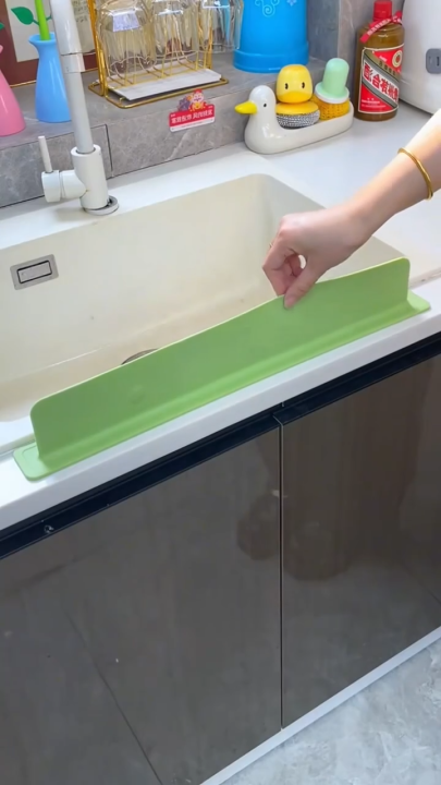 Silicone Sink Splash Guard for Kitchen and Bathroom, Anti-Spill Faucet Splash Stopper, Kitchen Sink Splash Guard, Flexible Oil-Proof Water Baffle Plate with Strong Suction Cups