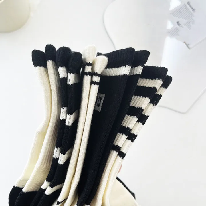 5%20Pairs%20Of%20Fashionable%20And%20Trendy%20Women's%20Wocks%20Set%20Black%20And%20White%20Striped%20Socks%20Minimalist%20Sports%20Style%20Medium%20Length%20Socks%20-%20Image%206