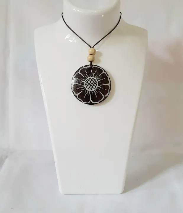 Handmade%20coconut%20shell%20neklace%20traditional%20flower%20pendant%20two%20side%20hand%20painting%20juwellary%20eco%20friendly.%20-%20Image%205