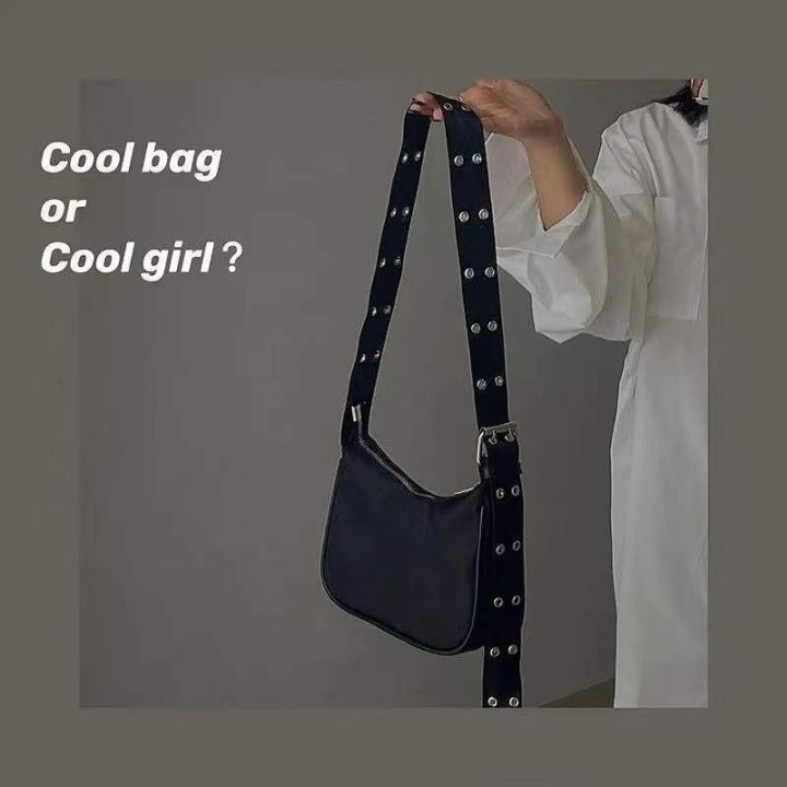 Ins Internet celebrity feeling shoulder double breasted portable Korean design armpit bag diagonal span bag women black street t
