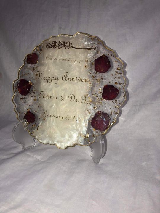 Resin%20Anniversary%20plate%20with%20stand%20-%20Image%203