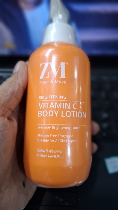 ZM

 Zayn & Myza

 BRIGHTENING

 VITAMIN C BODY LOTION

 Everyday Brightening Lotion

 Allergen Free Fragrance Suitable for All Skin Types

 Vitamin C Body Lotion Meet Quantity: 250ml.  b