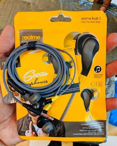 Realme%20Earphone%202%20pieces%20buy%201%20get%201%20-%20Image%202