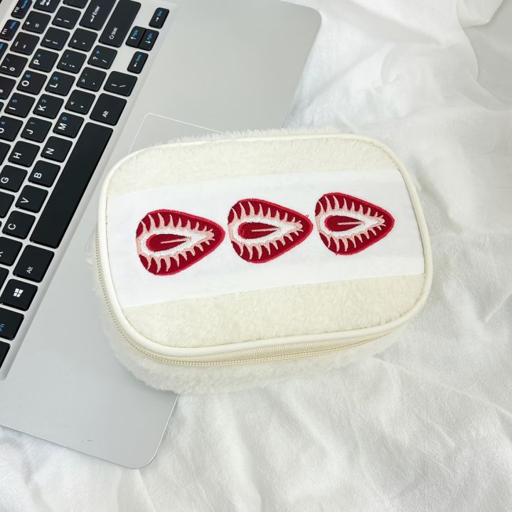 1Pc%20Strawberry%20Embroidery%20Makeup%20Bag%20with%20Checkered%20Lining%20Portable%20Cosmetic%20Pouch%20Cute%20/Korean%20Style%20Embroidered%20Bag%20for%20Travel%20-%20Image%204
