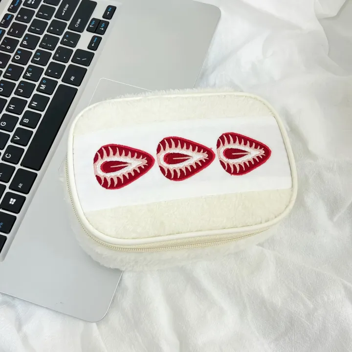 1Pc%20Strawberry%20Embroidery%20Makeup%20Bag%20with%20Checkered%20Lining%20Portable%20Cosmetic%20Pouch%20Cute%20/Korean%20Style%20Embroidered%20Bag%20for%20Travel%20-%20Image%204