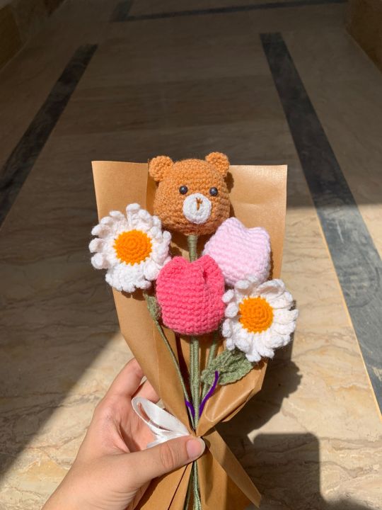 Crochet%20handmade%20bouquet%20with%20complementary%20khaaki%20wrapping%20and%20stamped%20custom%20note%20-%20Image%202