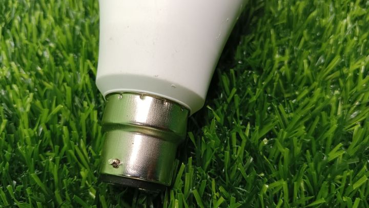 1%20pise%2020%20watt%20LED%20balb%20-%20Image%209