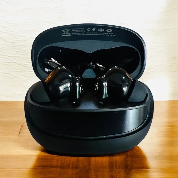 TRUE%20WIRELESS%20EARBUDS%20-%20Image%202