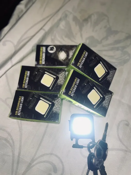 Rechargeable%20Flashlight%20keychain%20&%20opener%20-%20Image%205