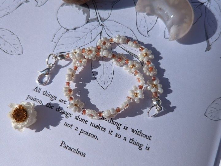 Trendy%20pretty%20white%20daisy%20flower%20beaded%20bracelet%20for%20girls%20%201%20piece%20-%20Image%202