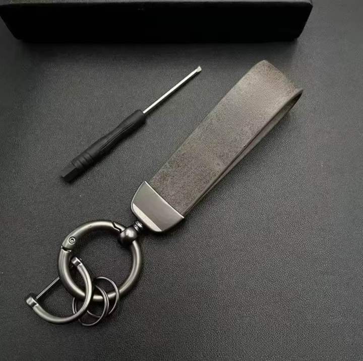 Creative%20And%20Minimalist%20Faux%20Leather%20Keychain%20Pendant,%20Personalized%20Keyring%20with%20Wrist%20Strap,%20High-End%20Fashionable%20Vintage%20Faux%20Leather%20Key%20Holder%20-%20Image%204
