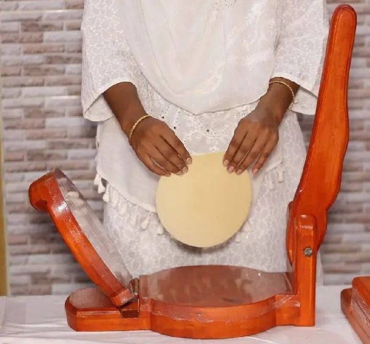Bread%20maker,%20One%20piece%20round%20largest%20size%20bread%20maker%20mahogany%20-%20Image%206