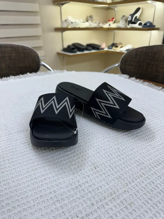 Lightweight%20Anti-Slip%20Fly%20Knit%20Slides%20for%20Men%20%E2%80%93%20Soft%20Black/White%20Print%20Slippers%20for%20All-Day%20Comfort%20-%20Image%205