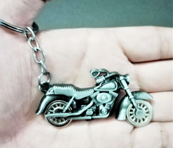 Metallic%20bike%20keychain%20with%20rotating%20wheels%20-%20Image%202