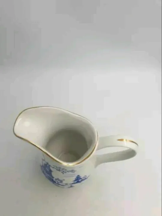 (H).%20VTG%20ROYAL%20WINTON%20FINE%20CERAMIC%20GIFTWARE%20JUG%20BLUE%20&%20WHITE%20WILLOW%20ORIENT%20PATTERN%20WITH%20GOLD%20ADGE%20TRIM%20-%20Image%204
