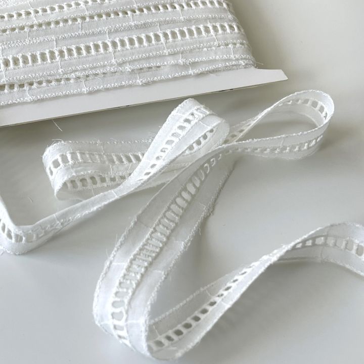 2.5%20cm%204%20yards%20Vintage%20Cotton%20Lace%20Hollowed%20Embroidery%20Floral%20Edge%20Trimming%20Ribbon%20Craft%20Clothing%20Accessories%20and%20Wedding%20Bridal%20Decoration%20(White)%20-%20Image%205
