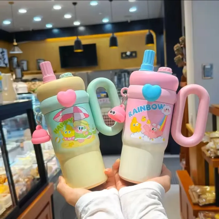 Stanley%20Style%20Kids%20Tumbler%20with%20Straw%20&%20Handle%20%7C%20Double%20Wall%20Stainless%20Steel%20Flask%20%7C%20Hot%20&%20Cold%20Vacuum%20Insulated%20Water%20Bottle%20%7C%20Cute%20Cartoon%20Metal%20Cup%20for%20School,%20Office%20&%20Travel%20%7C%20Leak%20Proof%20Thermal%20Mug,%20Thermos%20Tamblar%0A850ml,%20best%20for%20coffee%20and%20Tea%20-%20Image%203