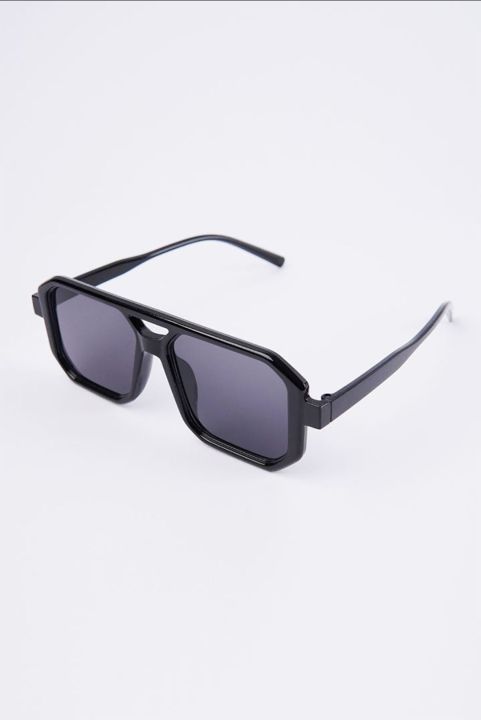 1.%20*Angular%20Aviator*:%20A%20square%20shape%20with%20angular%20edges%20and%20a%20double%20bridge,%20inspired%20by%20aviator%20sunglasses.%0A%0A2.%20*Geometric%20Cube*:%20A%20bold,%203D%20cube-shaped%20frame%20with%20sharp%20edges%20and%20a%20futuristic%20look.%0A%0A3.%20*Soft%20Square*:%20A%20rounded%20square%20shape%20with%20smooth%20e%20-%20Image%206