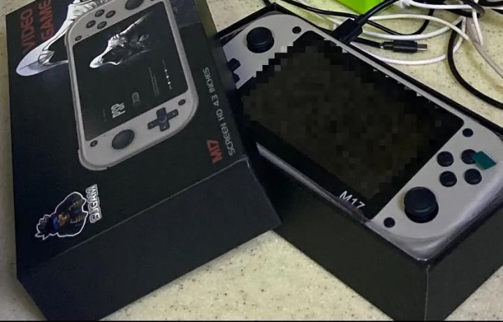 BOYHOM%20M17%20Retro%20Handheld%20Video%20Game%20Console%20Open%20Source%20Linux%20System%204.3%20Inch%20IPS%20Screen%20Portable%20Pocket%20Video%20Player%20for%20PSP%20-%20Image%205