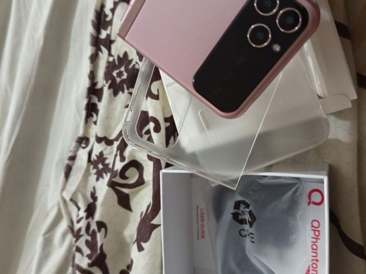 4%20sim%20standby/Qmobile%20QPhantom/%202.4"%20LCD%20Display/%201400mAh%20Big%20Battery%20/Powerful%20Speaker/%20Smart%20Camera%20/Wireless%20FM%20Radio%20/Quad%20SIM%20Supported%20/Powerful%20LED%20Touch/%201%20Year%20Warranty%0A/%20box%20pack%20-%20Image%207