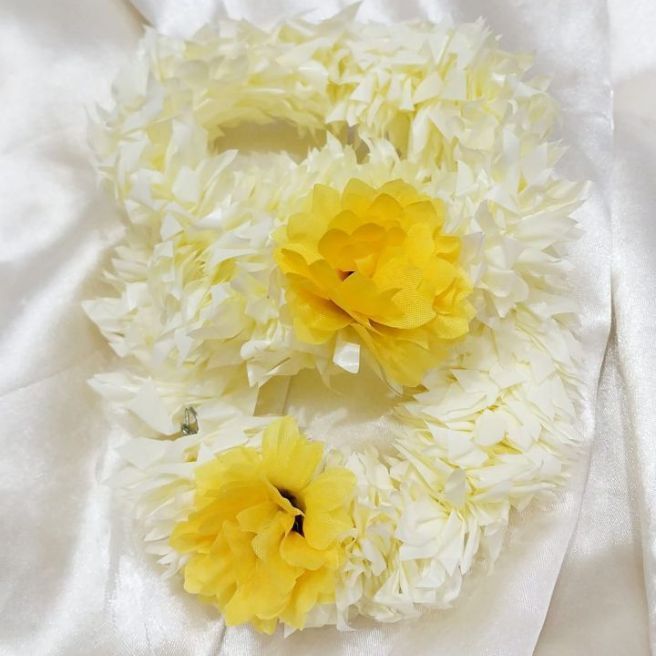 Artificial%20flower's%20gajra%20by%20A'H%20JEWELLERY%20COLLECTION%20best%20for%20both%20girls%20and%20women%20best%20for%20all%20occasions%20specially%20mayyon%20and%20mehindi%20and%20milaad%20-%20Image%203