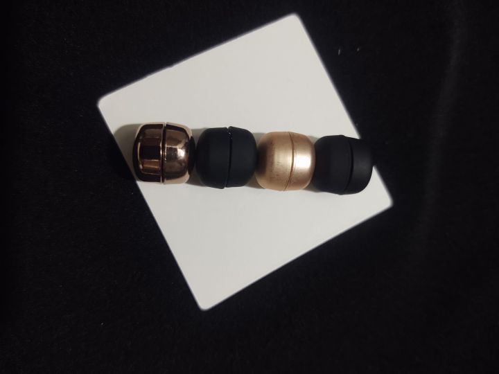 Elegant%20Magnetic%20Pins%20for%20Effortless%20and%20Stylish%20Scarf%20Draping%0A%7C%20Elegant%20Magnetic%20Pins%20for%20Your%20Scarves%20-%20Image%203