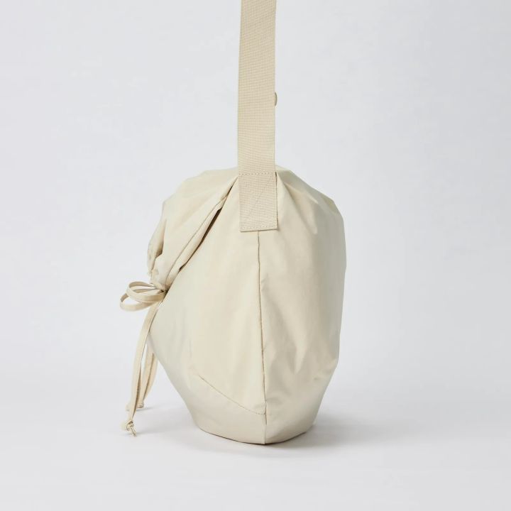 Uniqlo%20original%20shoulder%20bag/Uniqlo%20drawstring%20bag%20Uniqlo%20U%20-%20Image%204