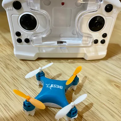 Four-Axis%20Mini%20Drone%20with%20Air%20Pressure%20Constant,%20Making%20It%20Super%20Easy%20to%20Fly%20Indoor%20and%20Outdoors%20Great%20Fun%20for%20All%20with%20Light%20dgbb%20-%20Image%204