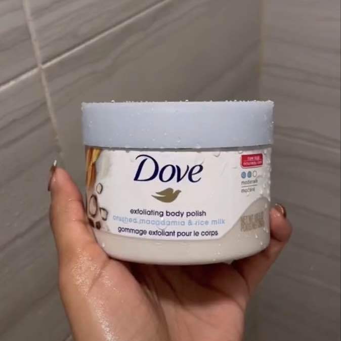 Dove%20Exfoliating%20Body%20Scrub%20%7C%20Crushed%20Macadamia%20and%20Rice%20Milk%20-%20Image%203