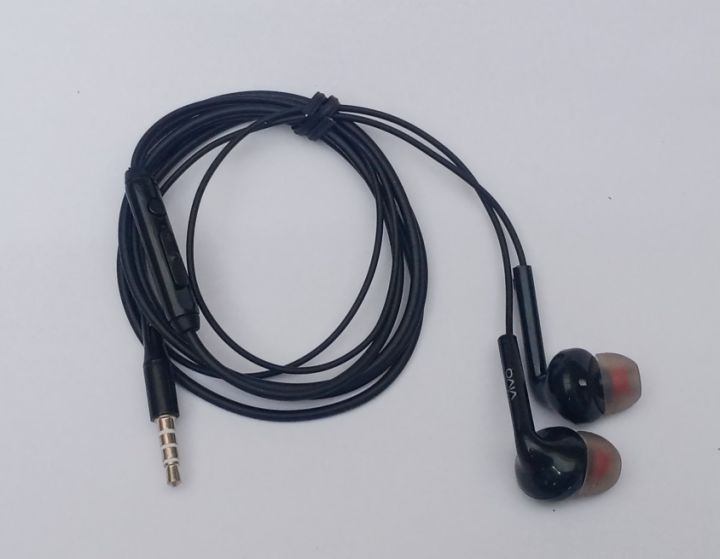 High-Quality%20Wired%20Earphones%20with%20Volume%20Control%20and%20Built-In%20Mic%20for%20Gaming%20and%20Streaming%20-%203.5mm%20Plug%20-%20Image%203