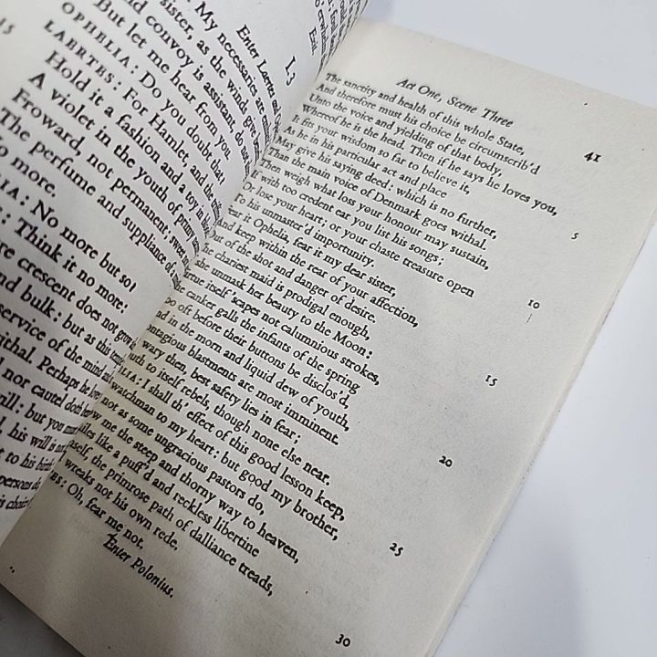 Hamlet%20(%20Penguin%20Classics%20)%20by%20William%20Shakespeare%20-%20Image%204