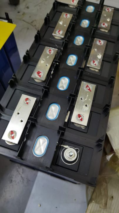 12v%20200ah%20lifepo4%20battery%20with%20bms%20&%20active%20balancer%20-%20Image%208