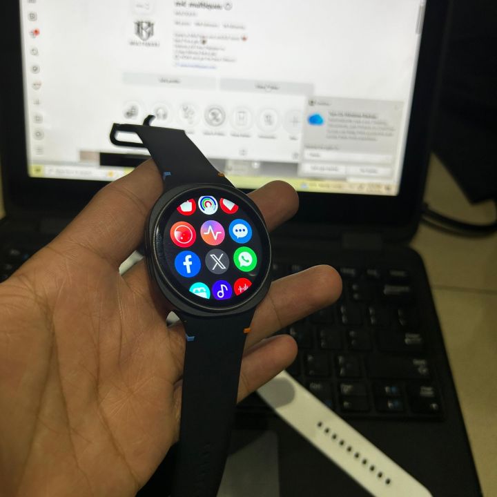 Watch%208%20Round%20Dial%20Smart%20Watch%20with%20Logo%20and%20AMOLED%20Display%20in%20Premium%20Quality%20Round%20Dial%20Design%20-%20Image%205