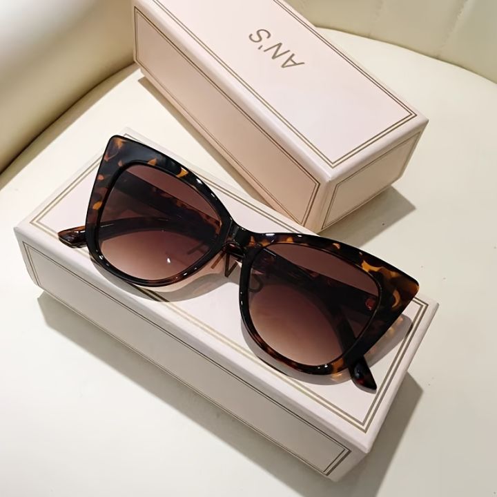 Women's%20cat's%20eye%20box%20simple%20gradient%20color%20matching%20Sunglasses-Joker%20fashion%20glasses%20-%20Image%207