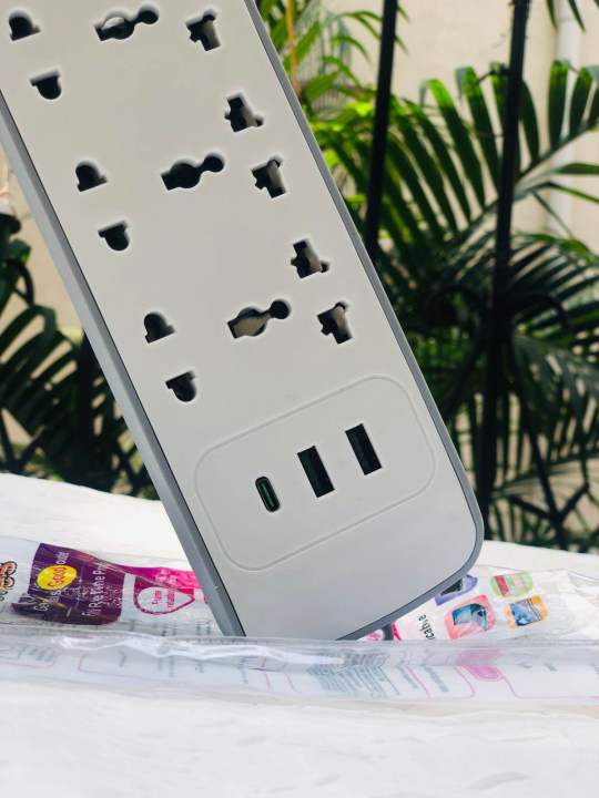 Heavy%20Duty%203m%20Copper%20Wire%20Extension%20Board%20with%209%20Sockets%20(3%20USB%20+%204%20Universal%20+%20ON%20&%20OFF%20button),%20Multifunctional%20Power%20Strip,%20white&blue%20-%20Image%208