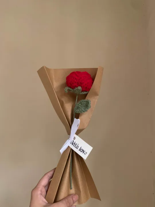 Handmade%20crochet%20rose%20with%20complementary%20khaaki%20wrapping/%20crochet%20rose%20-%20Image%204
