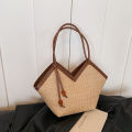 Color blocking woven straw woven bag for women, large capacity versatile shoulder bag, popular commuting tote bag suitable for g. 