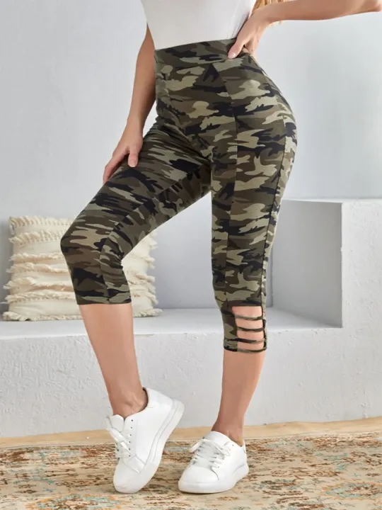 Plus%20Size%20Women's%20Camo%20Capri%20Leggings%20with%20Side%20Stripe%20Cutouts%20Stylish%20High%20Elasticity%20Knit%20Sporty%20%20Fashionable%20Casual%20Pants%20-%20Image%204